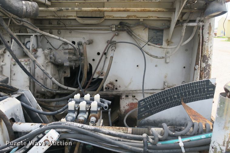 image for item EA9320 Cedarapids CR461-R paver