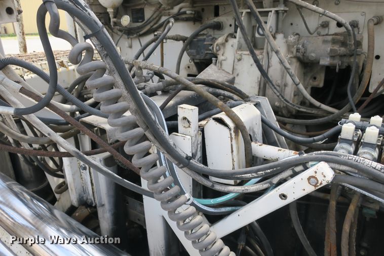 image for item EA9320 Cedarapids CR461-R paver