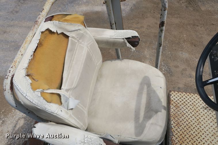 image for item EA9320 Cedarapids CR461-R paver