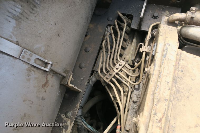 image for item EA9320 Cedarapids CR461-R paver