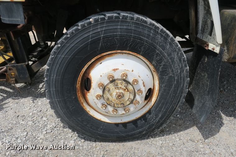 image for item EA9322 1998 Ford F800 spreader truck