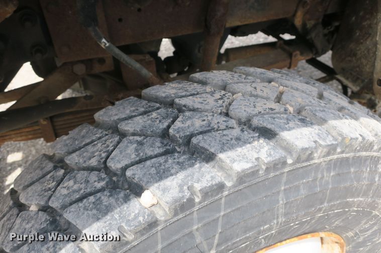 image for item EA9322 1998 Ford F800 spreader truck