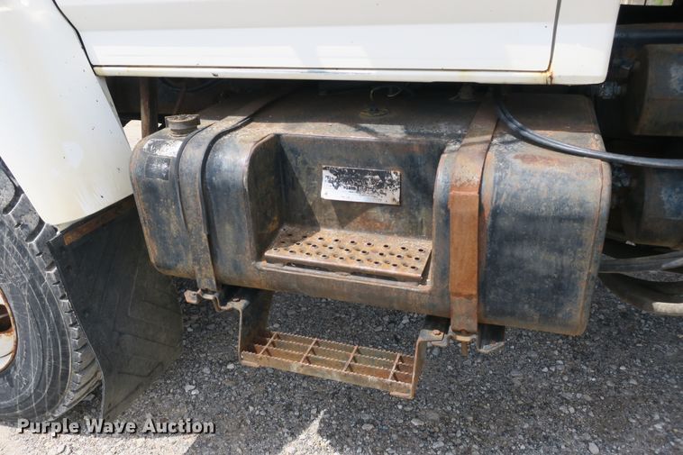 image for item EA9322 1998 Ford F800 spreader truck
