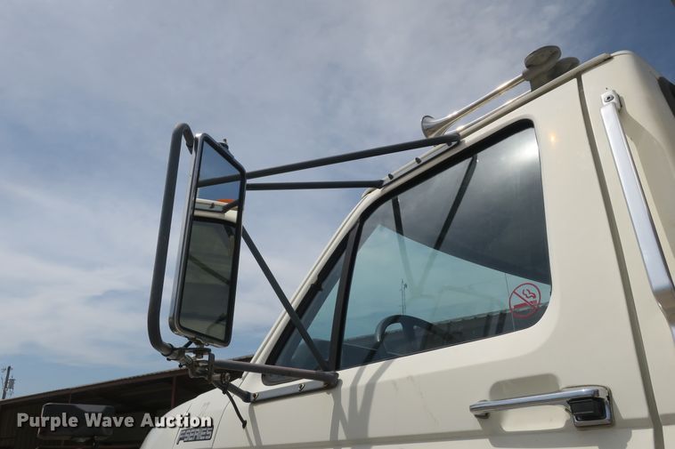 image for item EA9322 1998 Ford F800 spreader truck