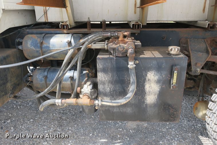 image for item EA9322 1998 Ford F800 spreader truck