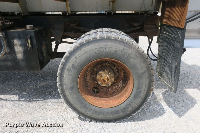 image for item EA9322 1998 Ford F800 spreader truck