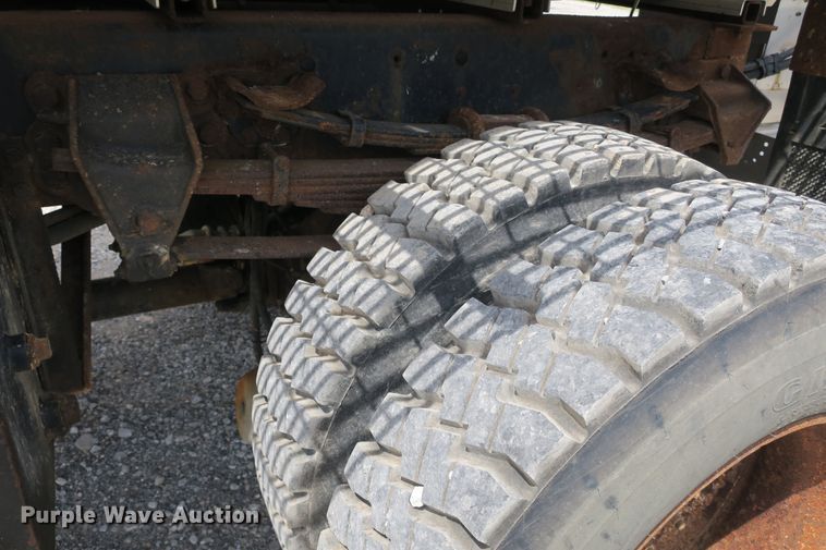 image for item EA9322 1998 Ford F800 spreader truck