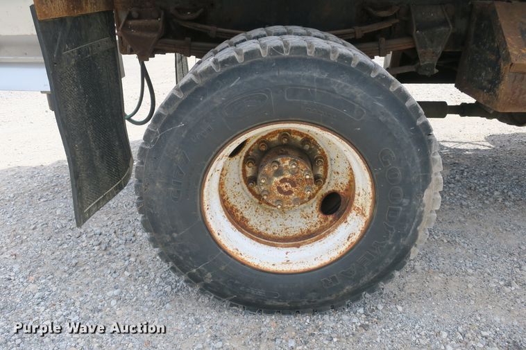 image for item EA9322 1998 Ford F800 spreader truck