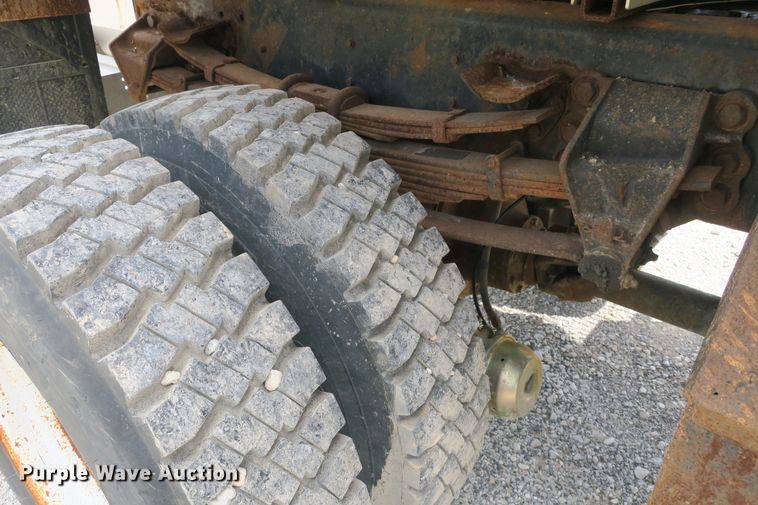 image for item EA9322 1998 Ford F800 spreader truck