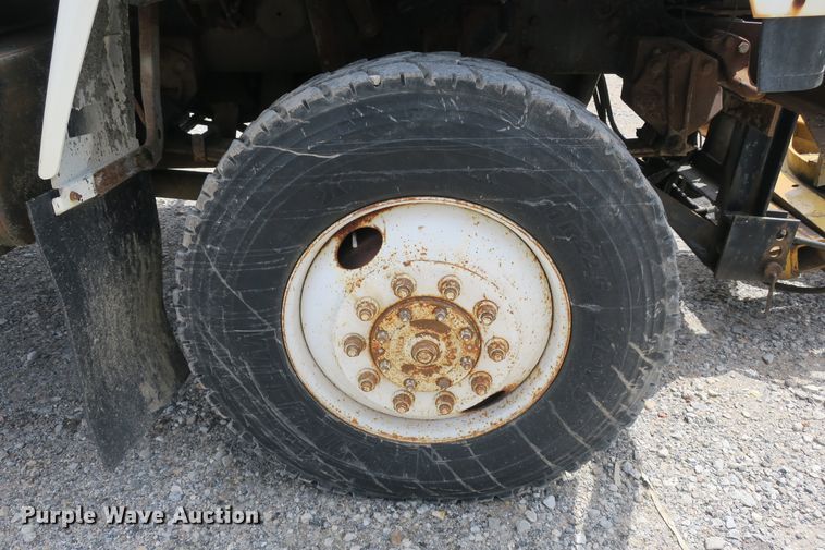 image for item EA9322 1998 Ford F800 spreader truck