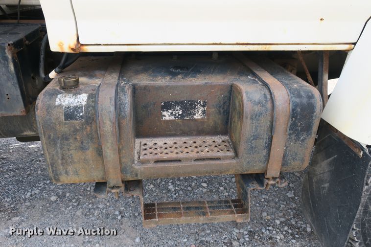 image for item EA9322 1998 Ford F800 spreader truck
