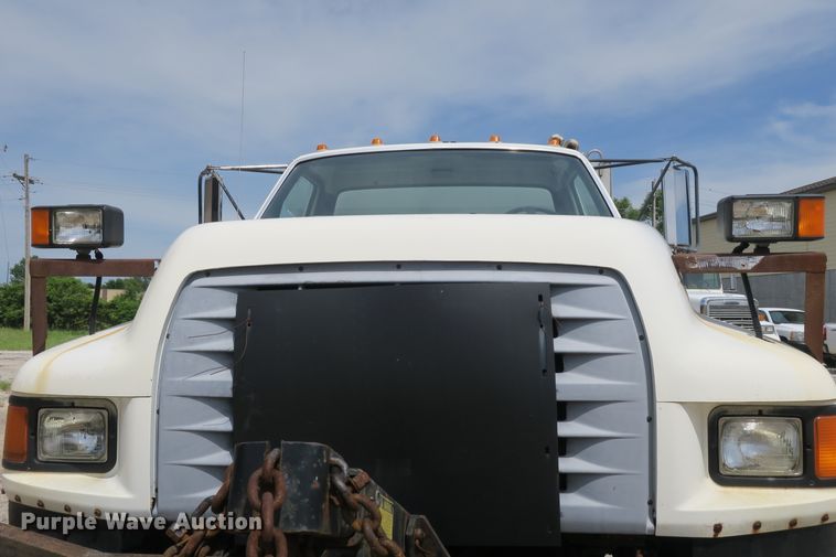 image for item EA9322 1998 Ford F800 spreader truck