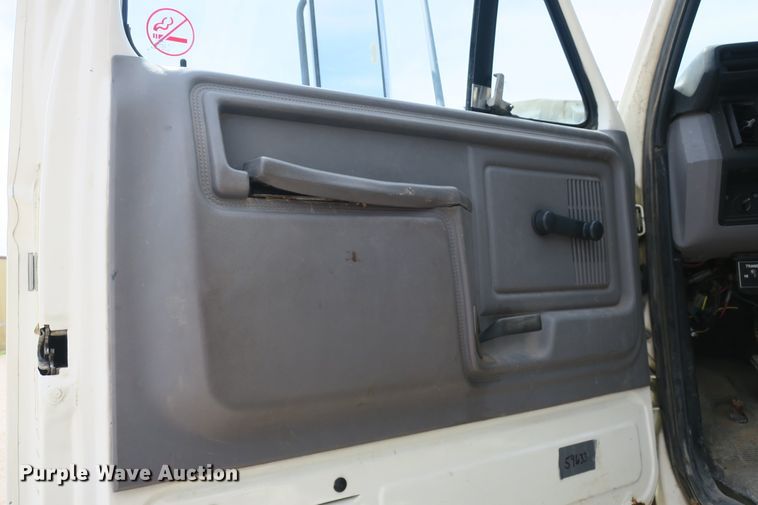 image for item EA9322 1998 Ford F800 spreader truck