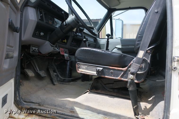 image for item EA9322 1998 Ford F800 spreader truck