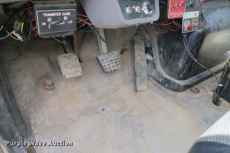 image for item EA9322 1998 Ford F800 spreader truck