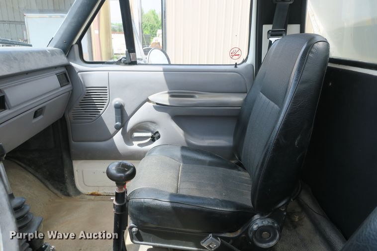 image for item EA9322 1998 Ford F800 spreader truck