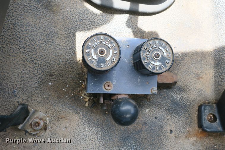 image for item EA9322 1998 Ford F800 spreader truck