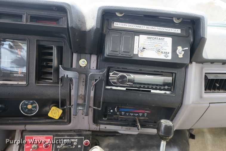 image for item EA9322 1998 Ford F800 spreader truck