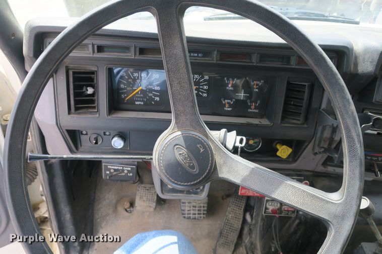 image for item EA9322 1998 Ford F800 spreader truck