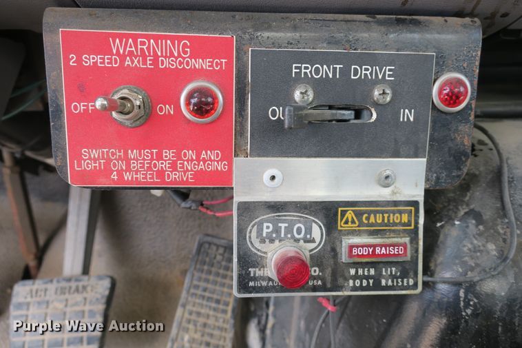 image for item EA9322 1998 Ford F800 spreader truck