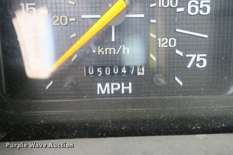 image for item EA9322 1998 Ford F800 spreader truck