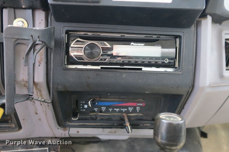 image for item EA9322 1998 Ford F800 spreader truck