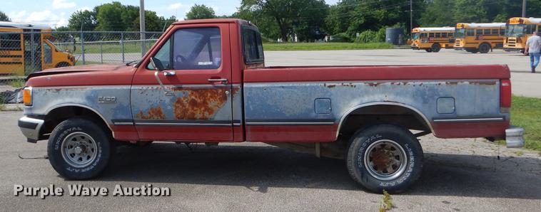 image for item ED9323 1990 Ford F150 pickup truck