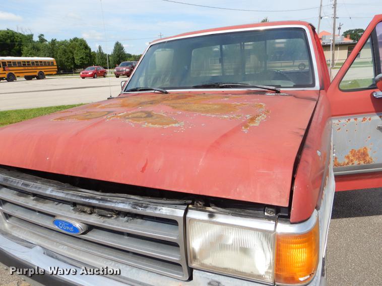 image for item ED9323 1990 Ford F150 pickup truck