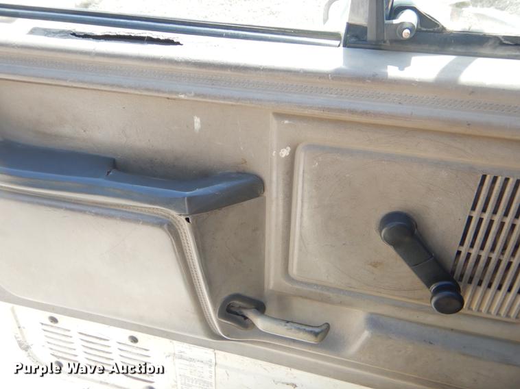 image for item ED9365 1990 Ford F600 dump flatbed truck