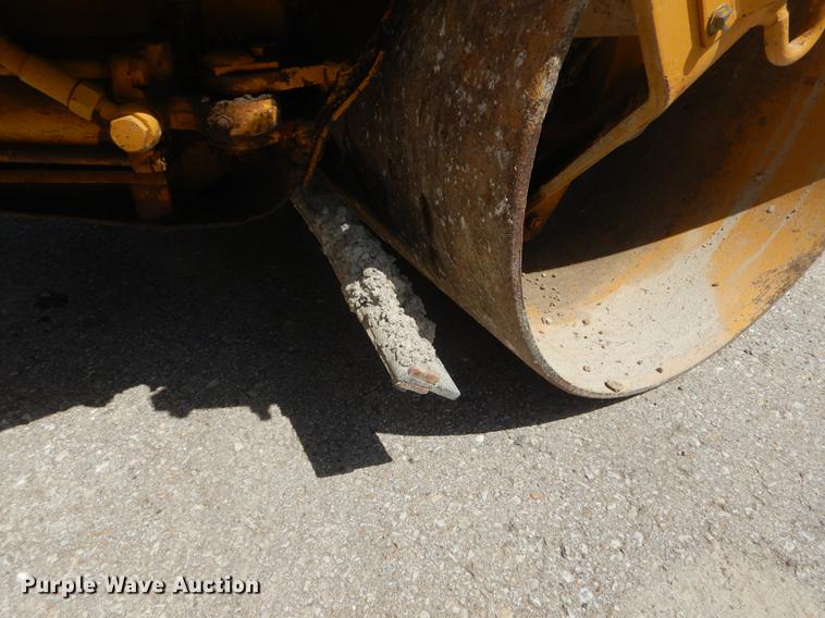 image for item ED9372 Caterpillar CB224B double drum vibratory roller