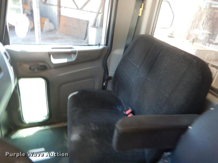 image for item ED9373 2013 Peterbilt 337 refuse truck