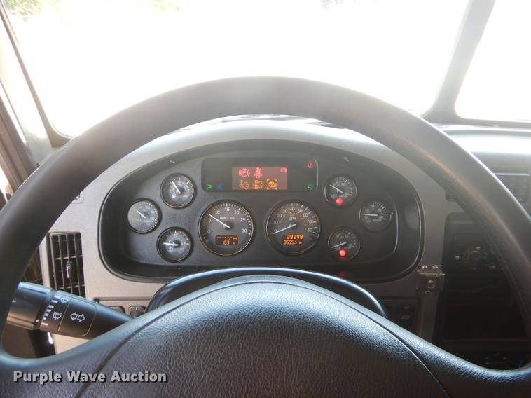 image for item ED9373 2013 Peterbilt 337 refuse truck