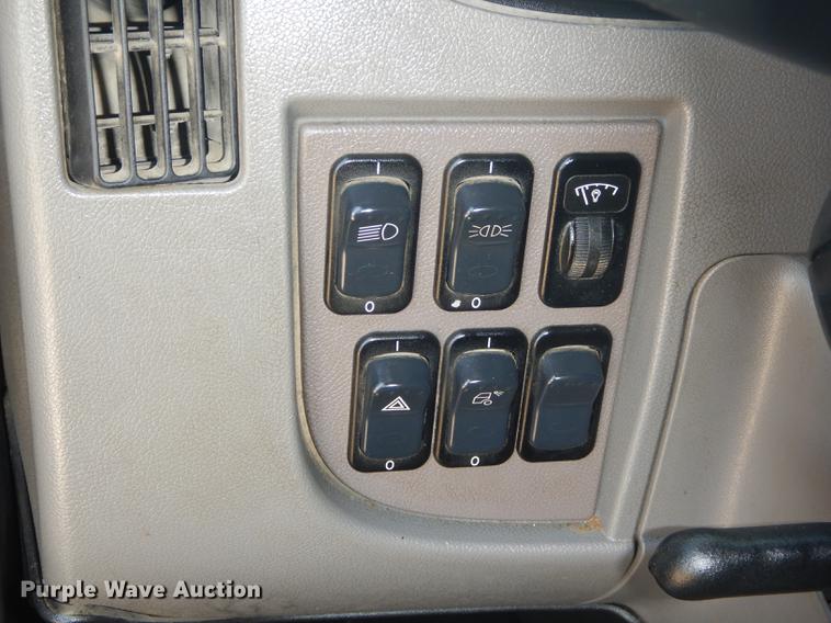 image for item ED9373 2013 Peterbilt 337 refuse truck