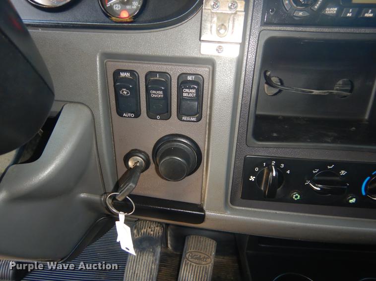 image for item ED9373 2013 Peterbilt 337 refuse truck