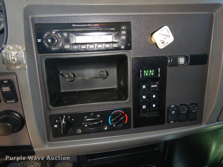 image for item ED9373 2013 Peterbilt 337 refuse truck