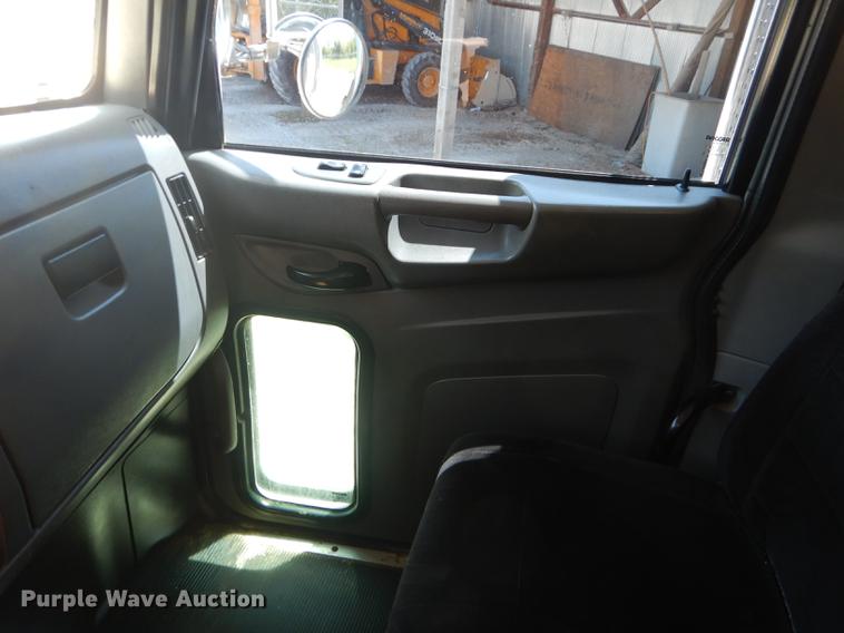 image for item ED9373 2013 Peterbilt 337 refuse truck