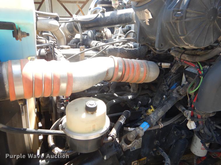 image for item ED9373 2013 Peterbilt 337 refuse truck