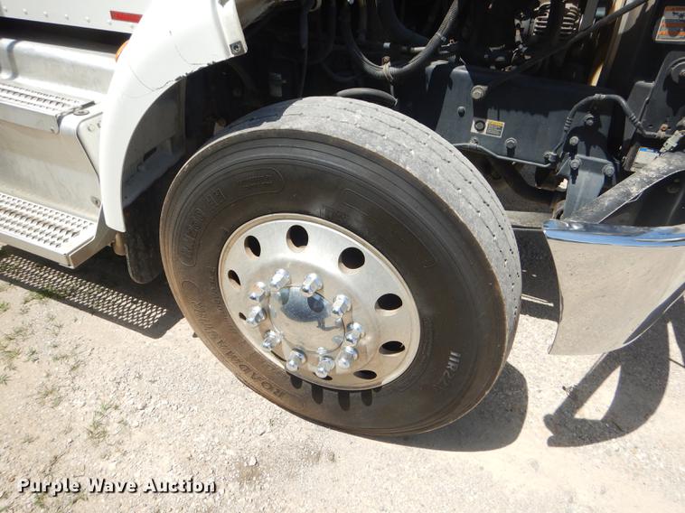 image for item ED9373 2013 Peterbilt 337 refuse truck