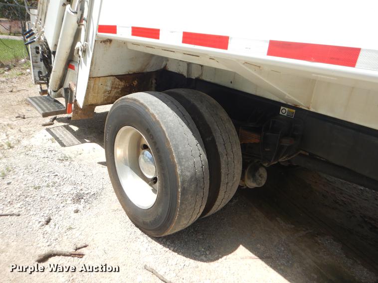 image for item ED9373 2013 Peterbilt 337 refuse truck