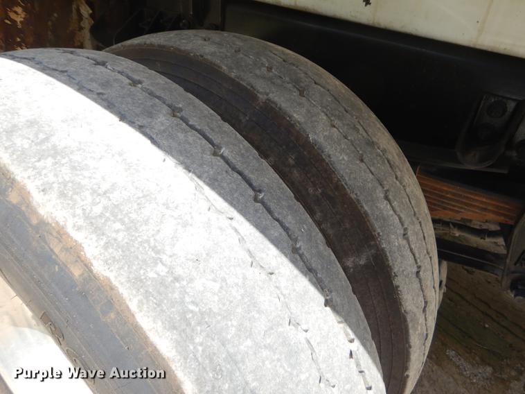 image for item ED9373 2013 Peterbilt 337 refuse truck