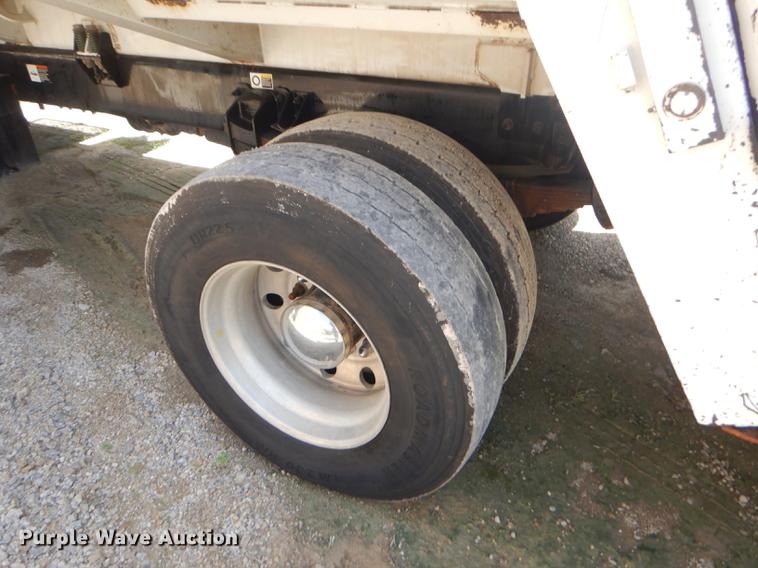 image for item ED9373 2013 Peterbilt 337 refuse truck