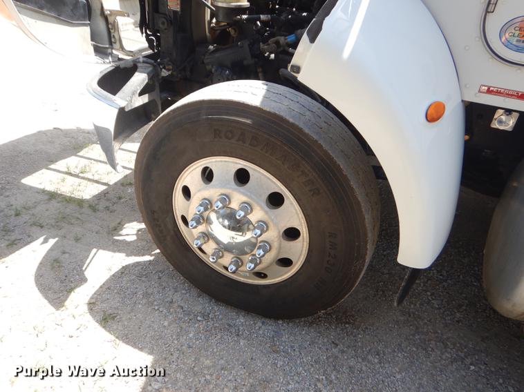 image for item ED9373 2013 Peterbilt 337 refuse truck