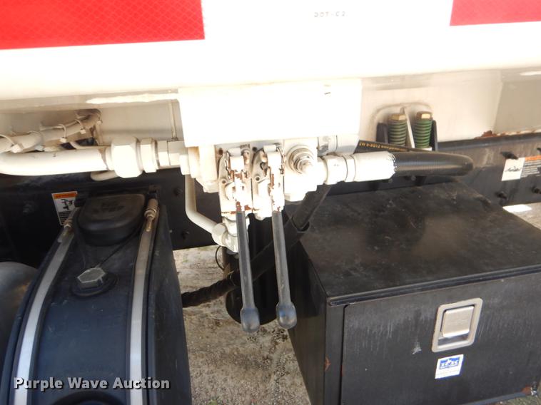 image for item ED9373 2013 Peterbilt 337 refuse truck