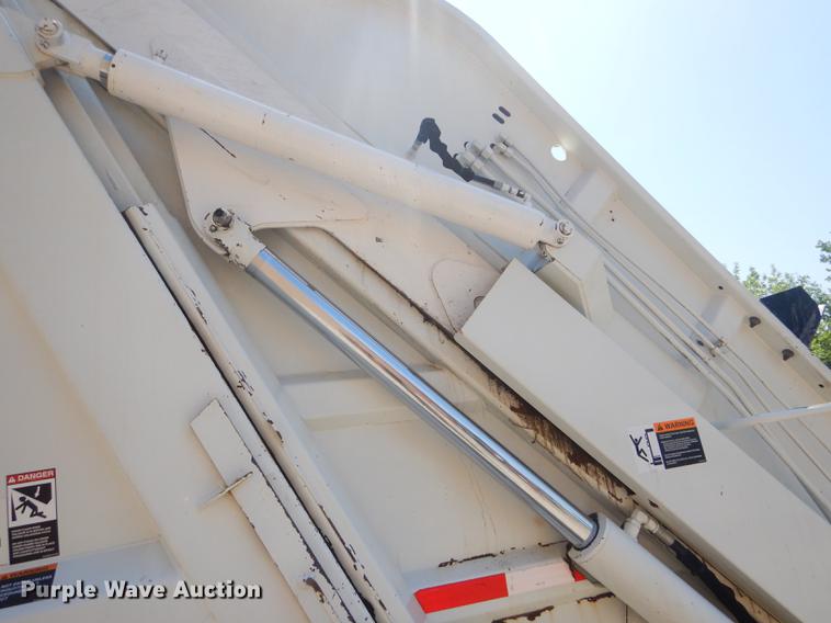 image for item ED9373 2013 Peterbilt 337 refuse truck