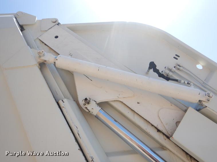 image for item ED9373 2013 Peterbilt 337 refuse truck