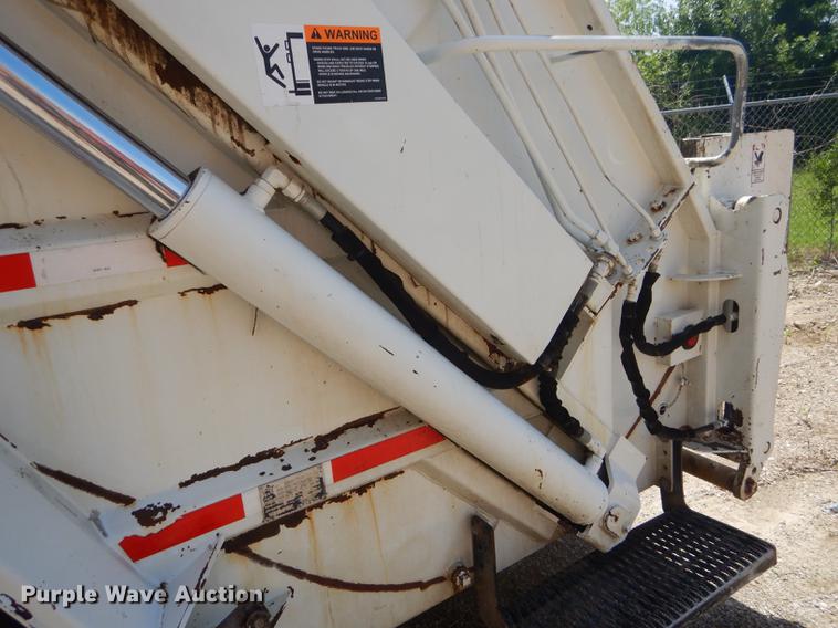 image for item ED9373 2013 Peterbilt 337 refuse truck