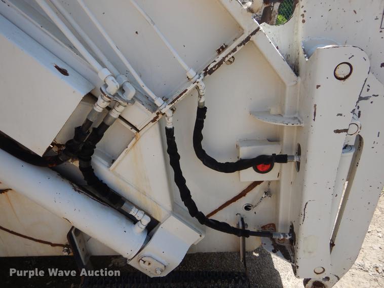 image for item ED9373 2013 Peterbilt 337 refuse truck