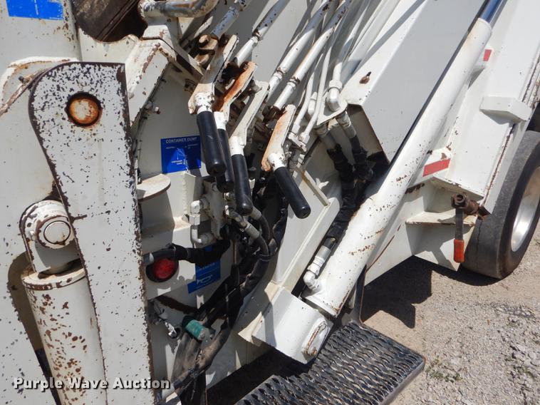 image for item ED9373 2013 Peterbilt 337 refuse truck