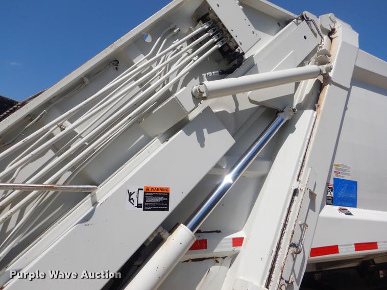 image for item ED9373 2013 Peterbilt 337 refuse truck