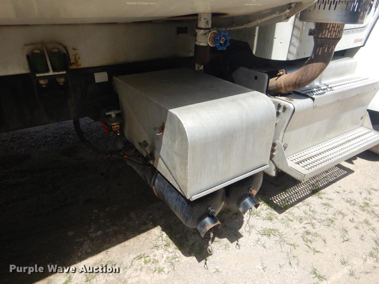 image for item ED9373 2013 Peterbilt 337 refuse truck